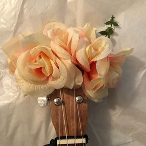 Lei,  Ukulele Cream Silk Flower Lei, New by nancyb